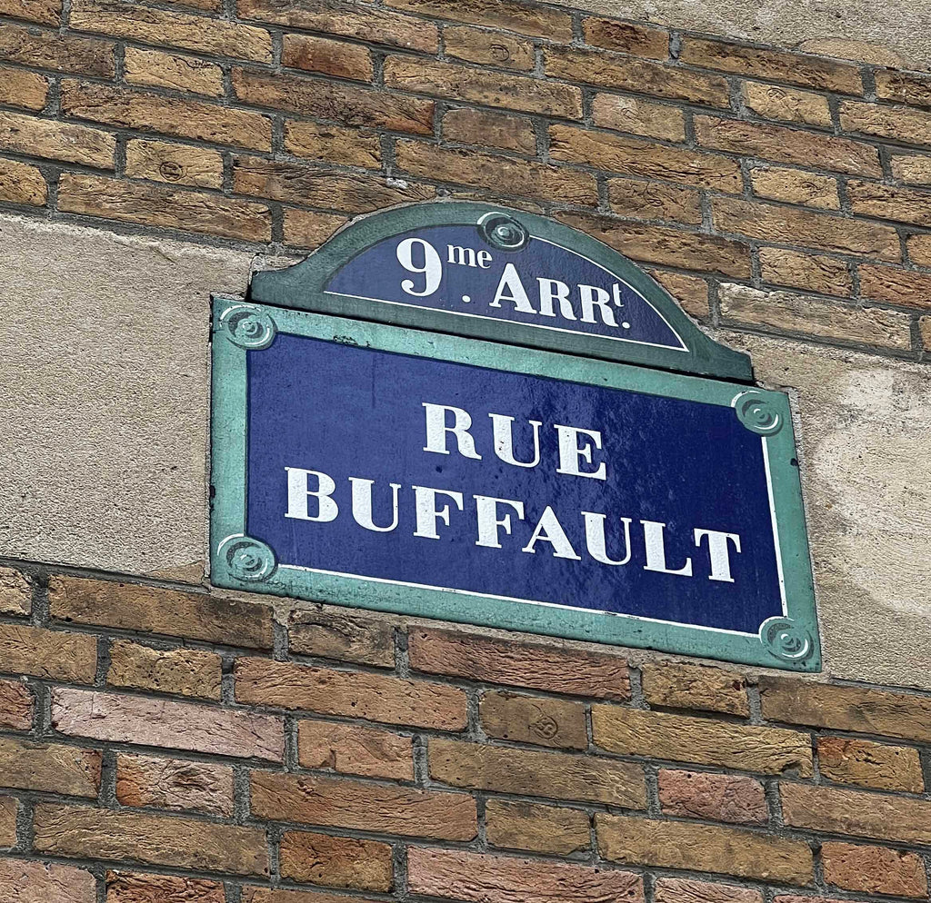 Plaques émaillées : quelles différences entre métal, céramique et pierre de lave ?
