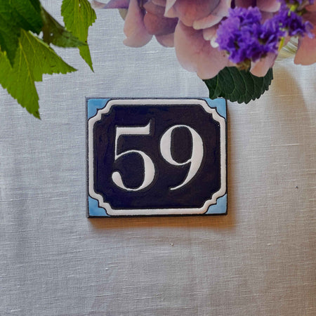 Plaque numéro de rue bleue