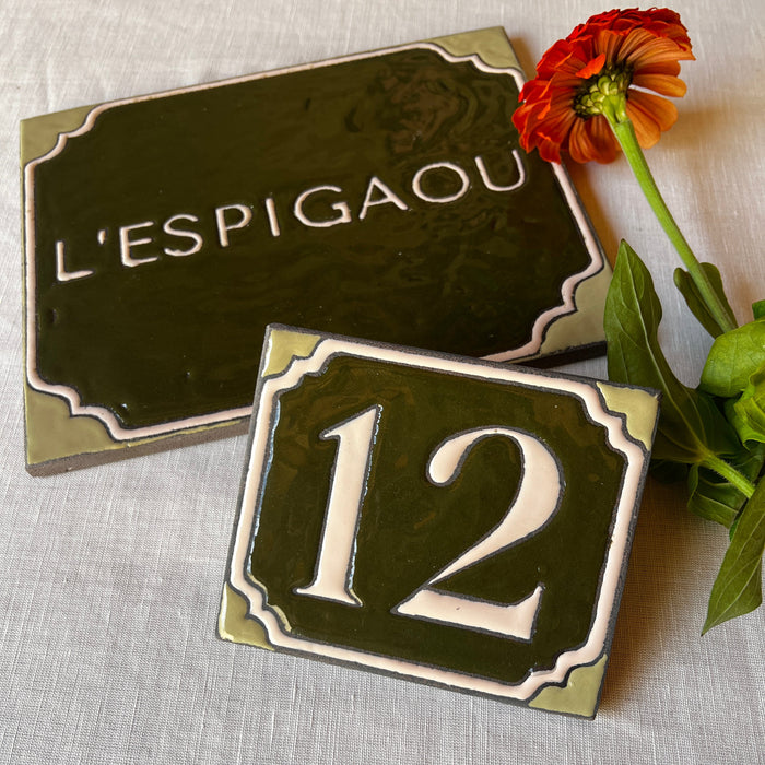 Plaque personnalisée maison et chiffre olive